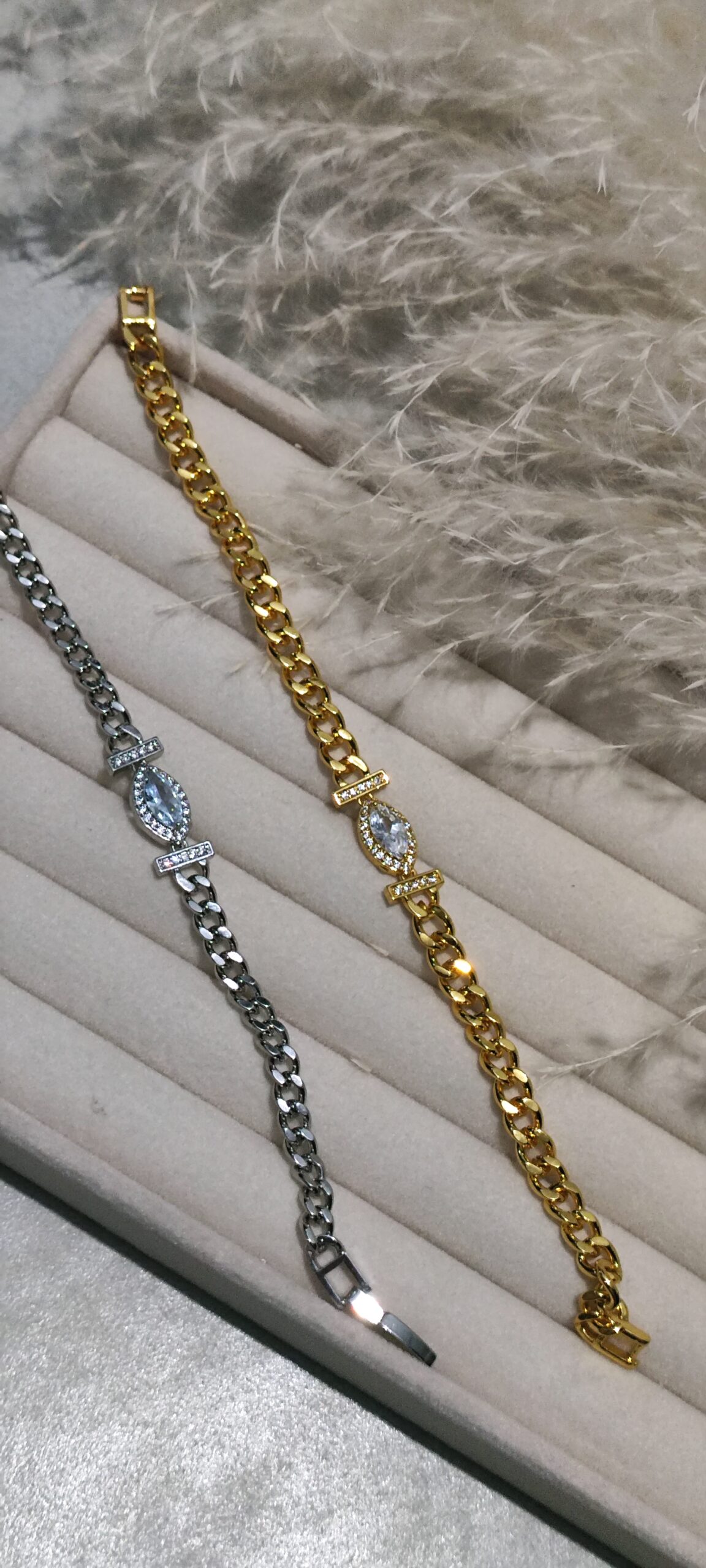 lia hand chain