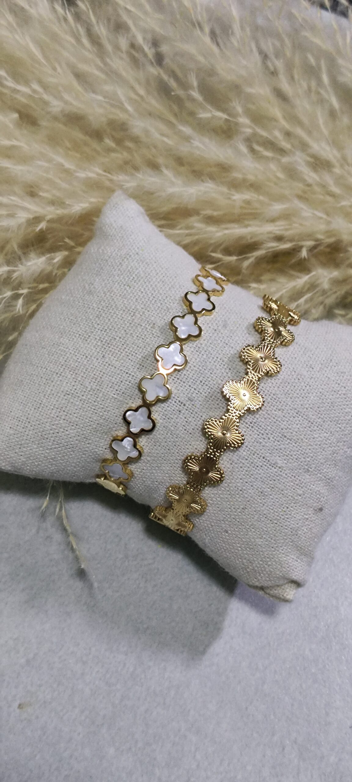 White attra handcuff - Image 2