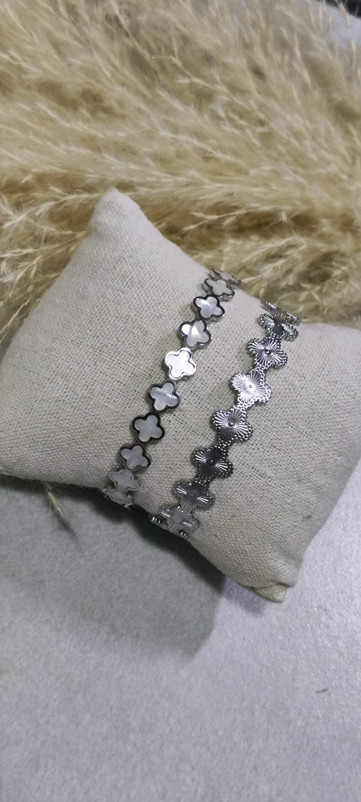 White attra handcuff - Image 3