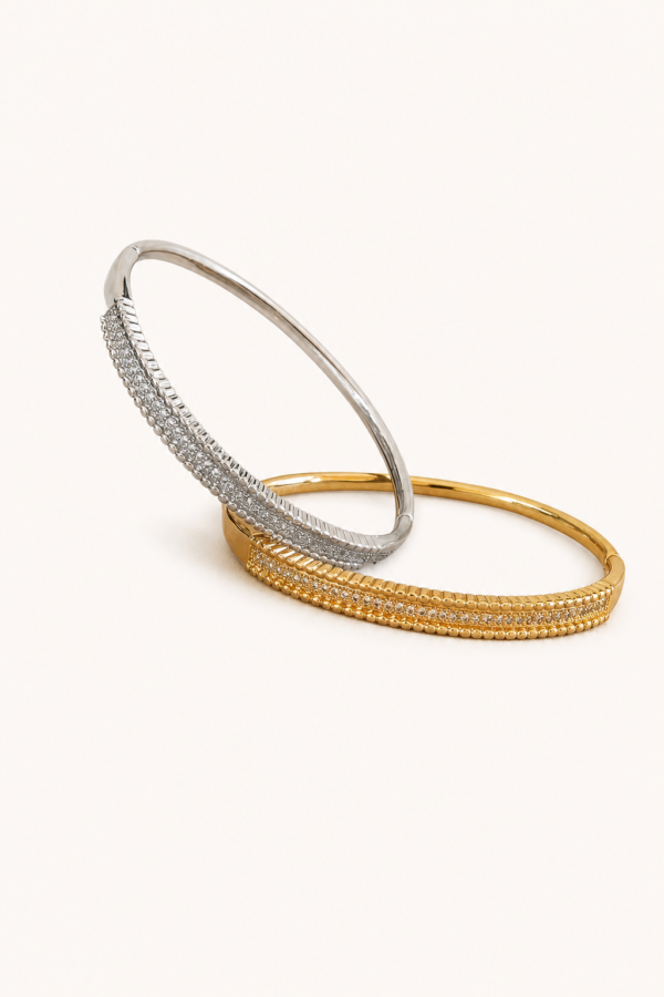 Queen handcuff